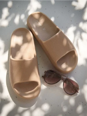 Reserved - Piankowe klapki - beżowy