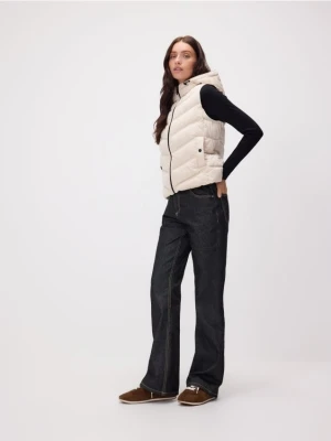 Reserved - Pikowana kamizelka z kapturem - kremowy