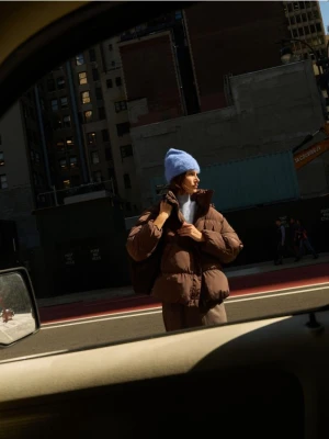 Reserved - Pikowana kurtka z kapturem - ciemnobrązowy