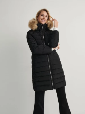 Reserved - Pikowany płaszcz z futerkiem - czarny