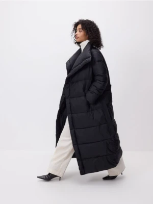 Reserved - Pikowany płaszcz z paskiem - czarny