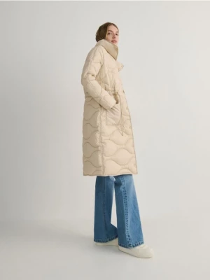 Reserved - Pikowany płaszcz ze stójką - kremowy
