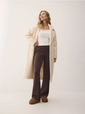 Reserved - Płaszcz z tkaniny boucle - kremowy