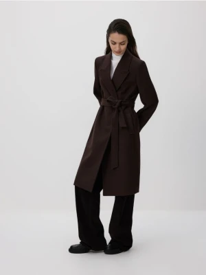 Reserved - Płaszcz z wiązanym paskiem - ciemnobrązowy