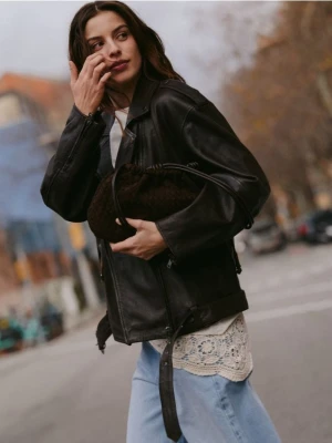 Reserved - Pleciona torebka z imitacji zamszu - ciemnobrązowy