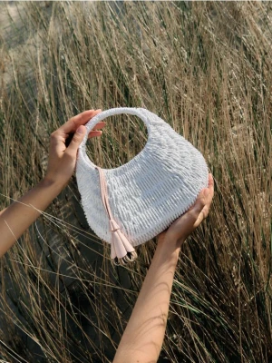 Reserved - Pleciona torebka z zawieszką - biały