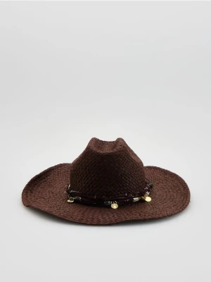 Reserved - Pleciony kapelusz z aplikacją - ciemnobrązowy