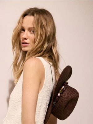 Reserved - Pleciony kapelusz z aplikacją - ciemnobrązowy