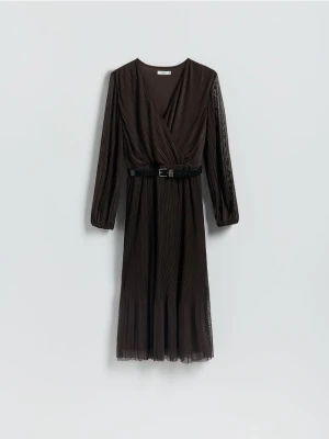 Reserved - Plisowana sukienka z paskiem - ciemnobrązowy