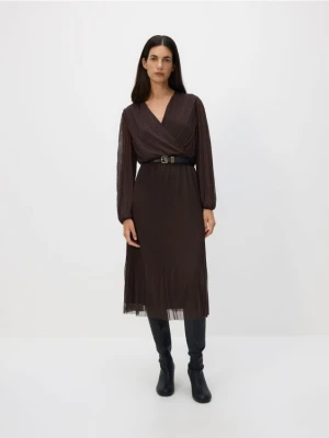 Reserved - Plisowana sukienka z paskiem - ciemnobrązowy