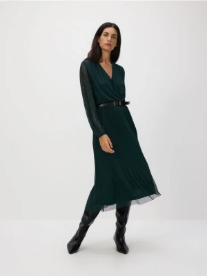 Reserved - Plisowana sukienka z paskiem - morski