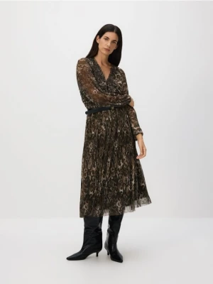 Reserved - Plisowana sukienka z paskiem - wielobarwny