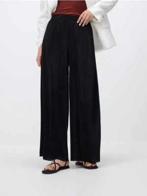 Reserved - Plisowane spodnie z szerokimi nogawkami - czarny