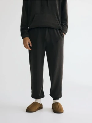 Reserved - Polarowe spodnie regular - oliwkowy