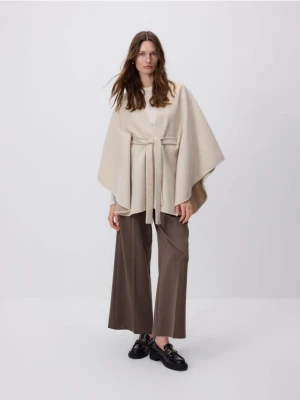 Reserved - Ponczo z wiązaniem - kremowy
