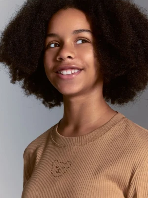 Reserved - Prążkowana bluzka z aplikacją - beżowy