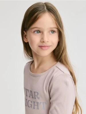 Reserved - Prążkowana bluzka z aplikacją - fioletowy