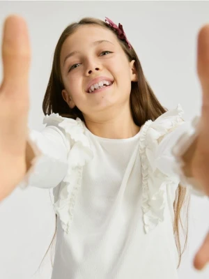 Reserved - Prążkowana bluzka z falbanką - złamana biel