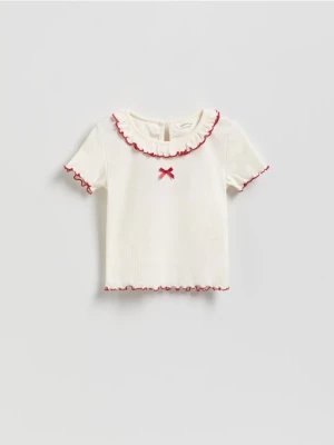 Reserved - Prążkowana bluzka z falbanką - złamana biel