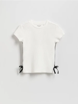 Reserved - Prążkowana bluzka z kokardkami - złamana biel