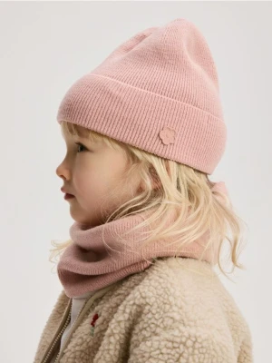 Reserved - Prążkowana czapka z aplikacją - różowy