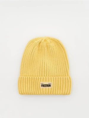 Reserved - Prążkowana czapka z naszywką - żółty