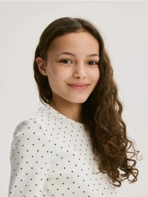 Reserved - Prążkowana koszulka w kropki - złamana biel