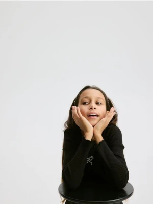 Reserved - Prążkowana koszulka z aplikacją - czarny