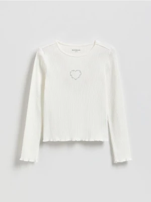 Reserved - Prążkowana koszulka z aplikacją - złamana biel