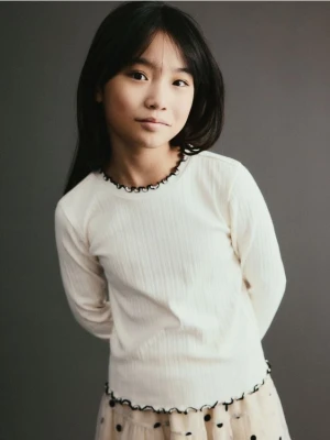 Reserved - Prążkowana koszulka - złamana biel