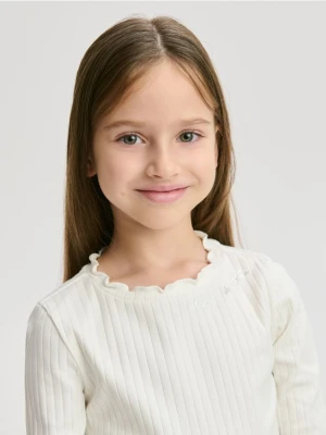 Reserved - Prążkowana koszulka - złamana biel