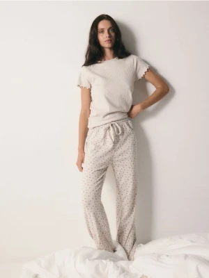 Reserved - Prążkowana piżama dwuczęściowa - kremowy