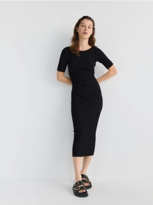 Reserved - Prążkowana sukienka midi - czarny