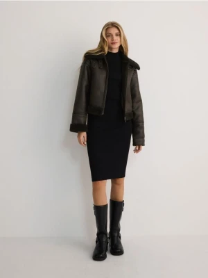 Reserved - Prążkowana sukienka midi z półgolfem - czarny