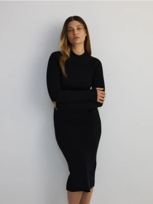 Reserved - Prążkowana sukienka midi z półgolfem - czarny
