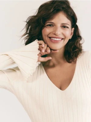 Reserved - Prążkowana sukienka z wiskozy - beżowy