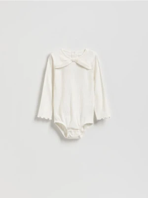 Reserved - Prążkowane body z aplikacją - złamana biel