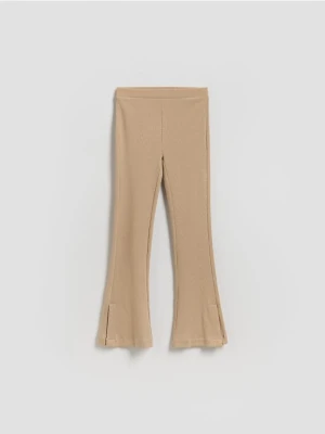 Reserved - Prążkowane legginsy flared - beżowy