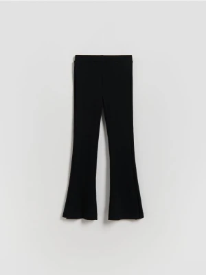 Reserved - Prążkowane legginsy flared - czarny