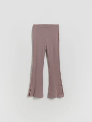 Reserved - Prążkowane legginsy flared - fioletowy