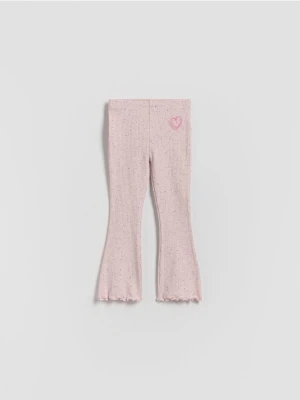 Reserved - Prążkowane legginsy flared - pastelowy róż