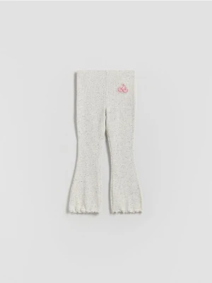 Reserved - Prążkowane legginsy flared - złamana biel