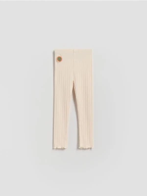 Reserved - Prążkowane legginsy - kremowy