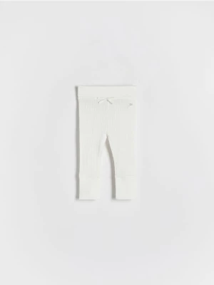 Reserved - Prążkowane legginsy z kokardką - złamana biel