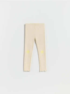 Reserved - Prążkowane legginsy z nadrukiem - beżowy