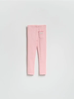 Reserved - Prążkowane legginsy z naszywką - pastelowy róż
