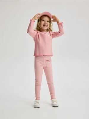 Reserved - Prążkowane legginsy z naszywką - pastelowy róż