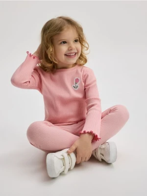 Reserved - Prążkowane legginsy z naszywką - pastelowy róż
