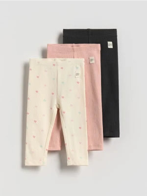 Reserved - Prążkowane legginsy z naszywką - złamana biel