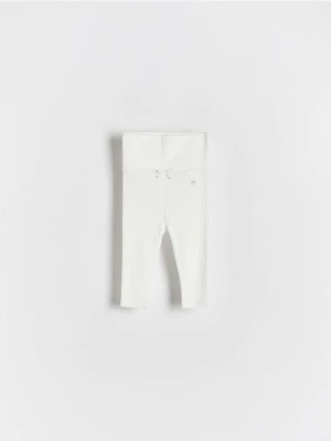 Reserved - Prążkowane legginsy - złamana biel